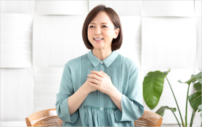 インタビューを受けるいとうまい子さんの写真画像