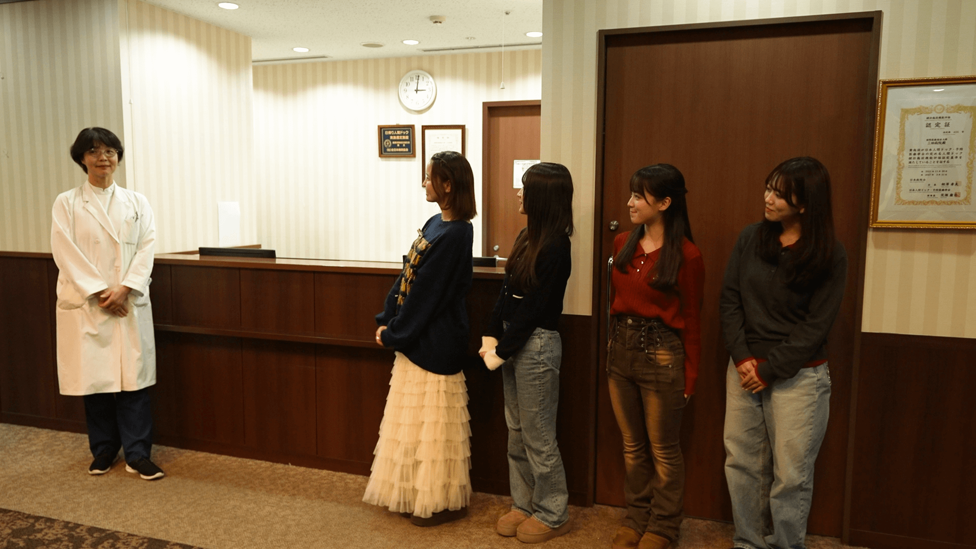 齋藤先生を大学生たちが訪れた様子