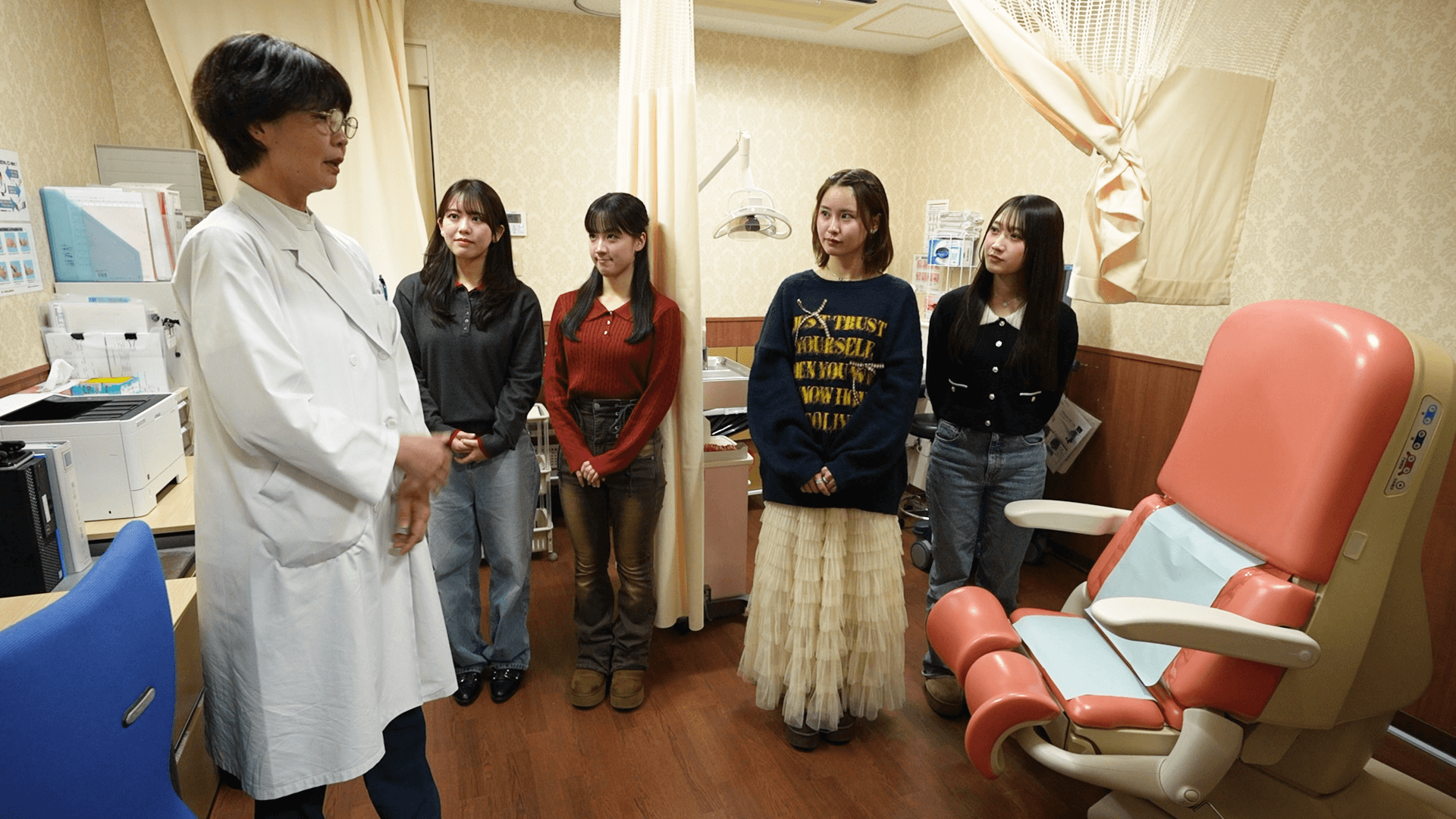 内診台を囲んで解説している様子