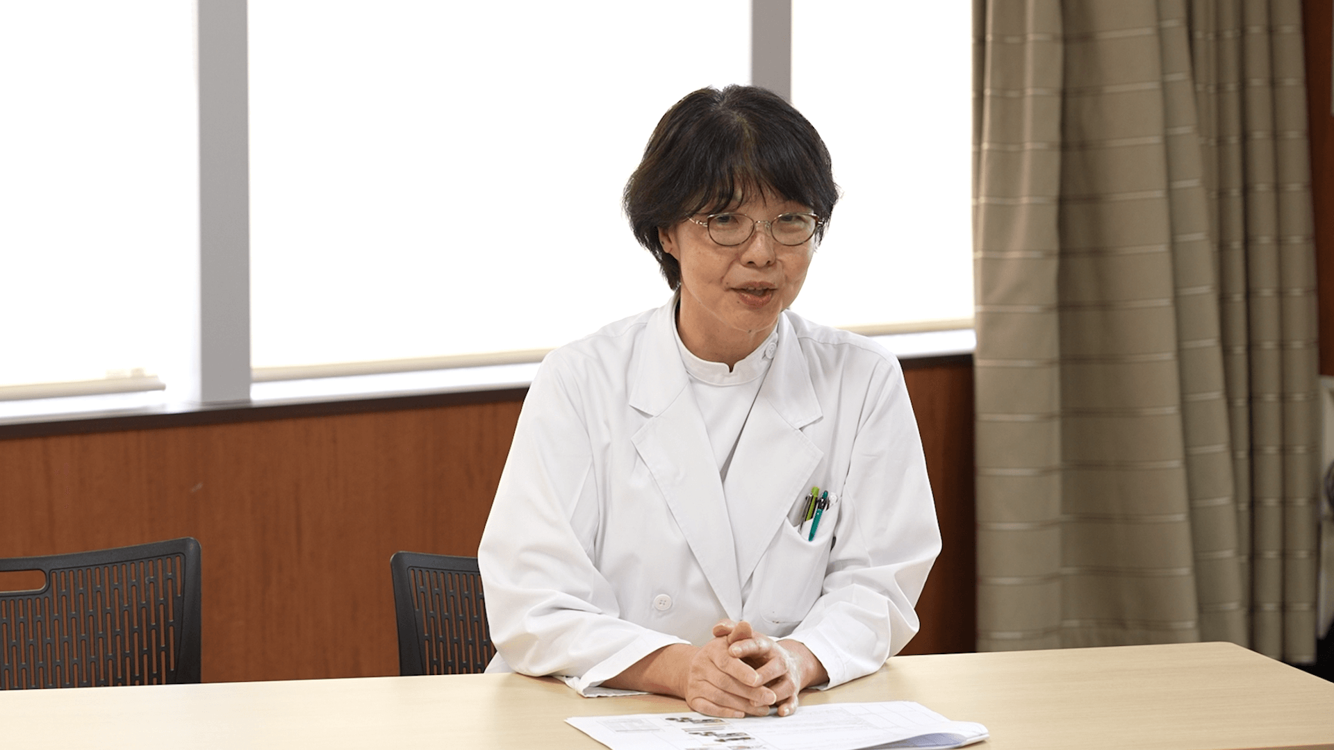 検診受診後（検診結果）について説明している斉藤先生の様子