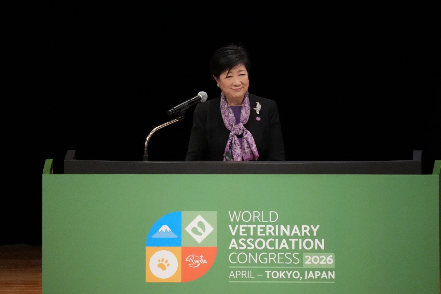 世界獣医師会大会開会式での小池知事のスピーチの様子